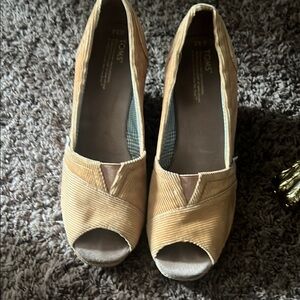 TOMS Women's Corduroy Tan Wedges